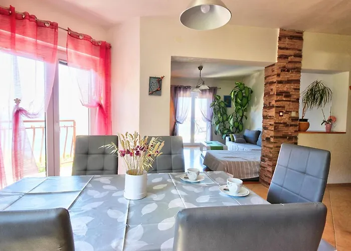 Gesamte Mit Terrasse Und Meerblick By Interhome *