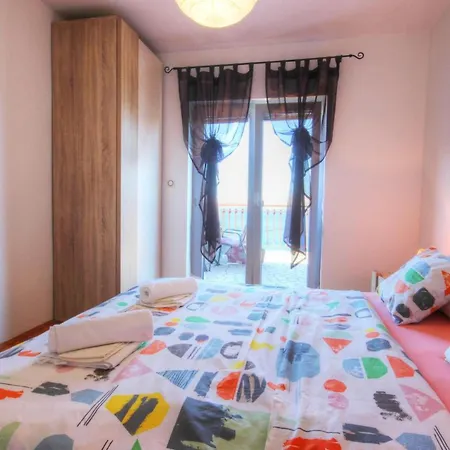 Apartmán Gesamte Mit Terrasse Und Meerblick By Interhome Sibinj Krmpotski